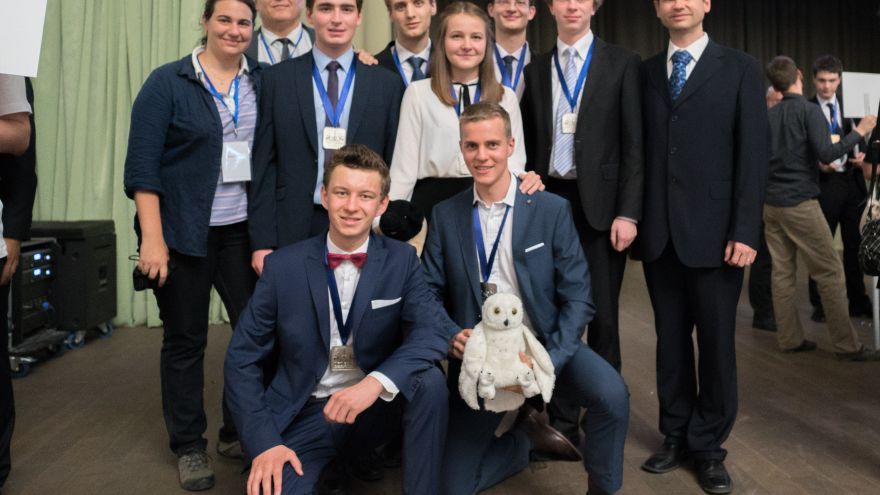 Mladí fyzici so svojimi učiteľmi na Turnaji mladých fyzikov v Yekaterinburgu